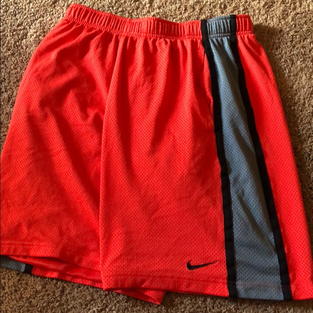 NIKE SHORTS SIZE L